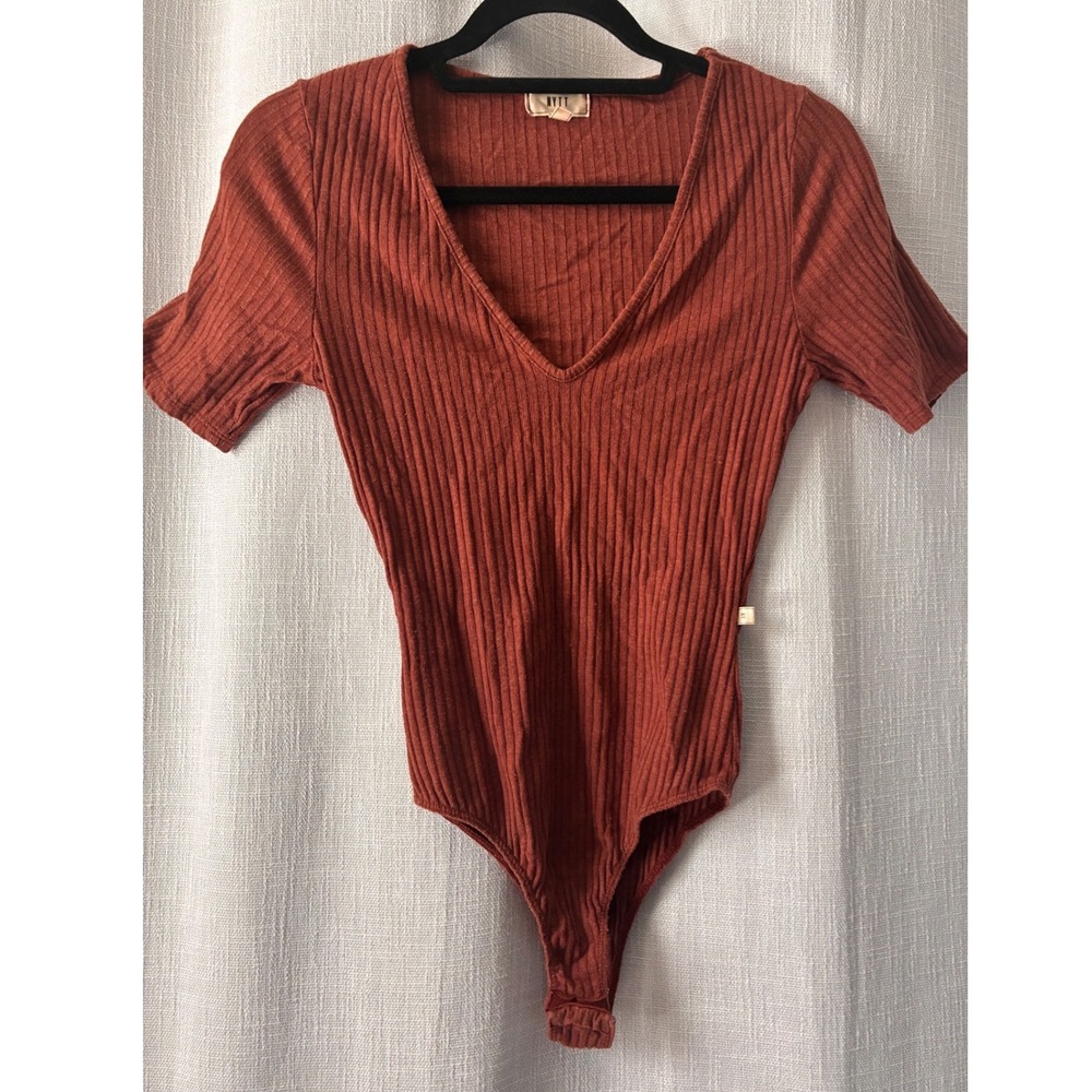 NYTT Womens Ribbed V-Neck Short Sleeve Bodysuit Rust Orange Small Made in USA